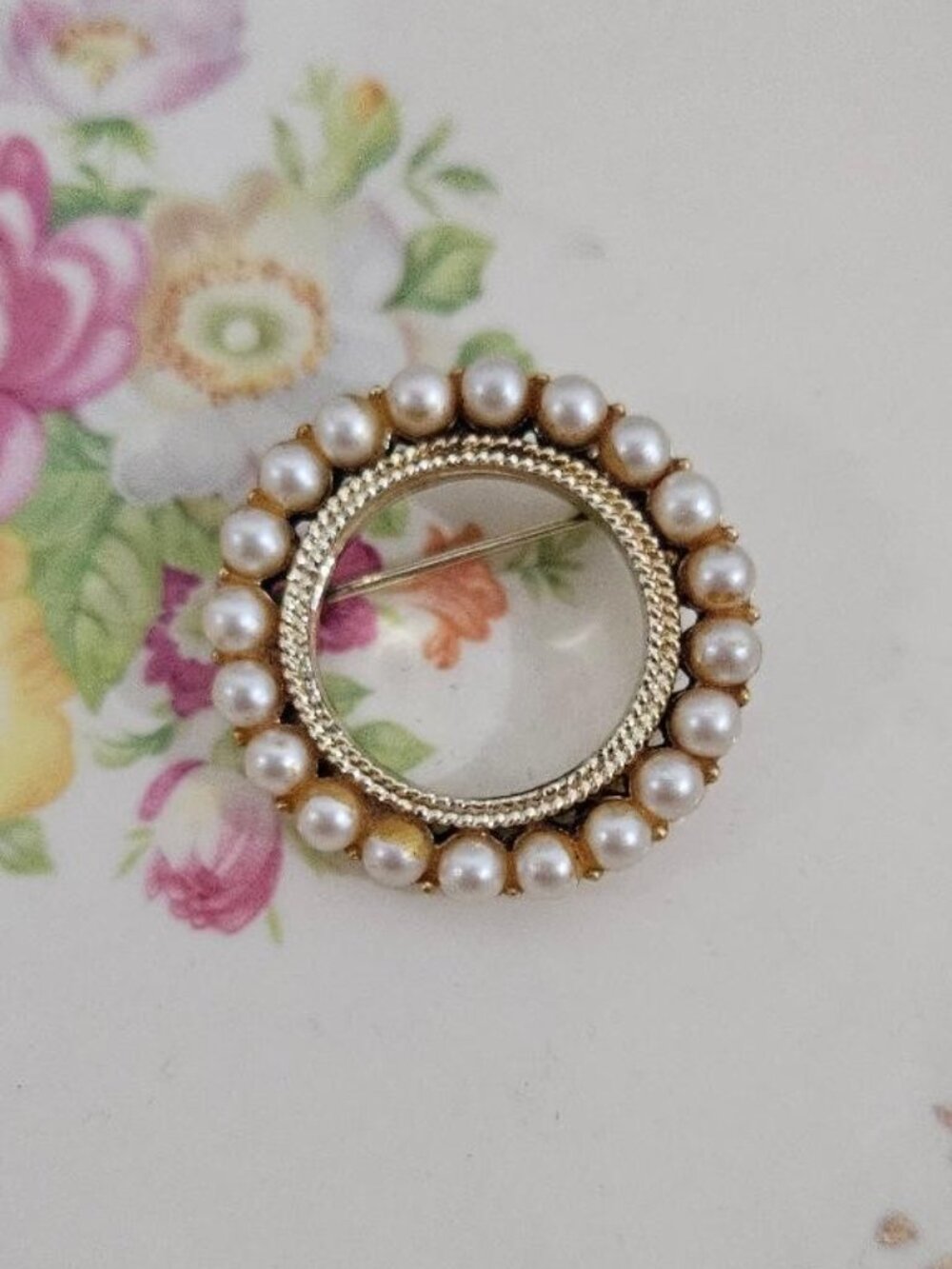 VINTAGE RETRO FAUX PEARL GOLD CIRCLE PETITE PIN BROOCH - Picture 1 of 4